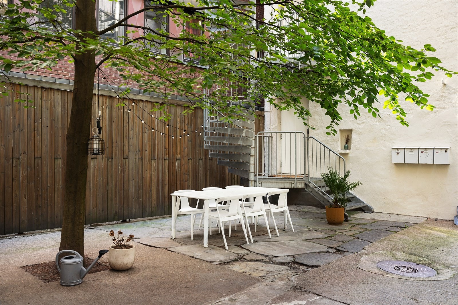 Sjarmerende bakgård med sittegrupper. Galleribilde