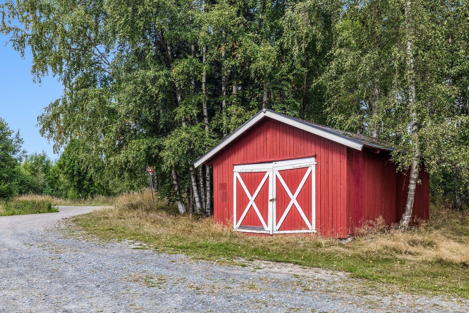Til eiendommen hører også et båthus på fastlandet for oppbevaring. (Oppført på annen manns tomt). Galleribilde