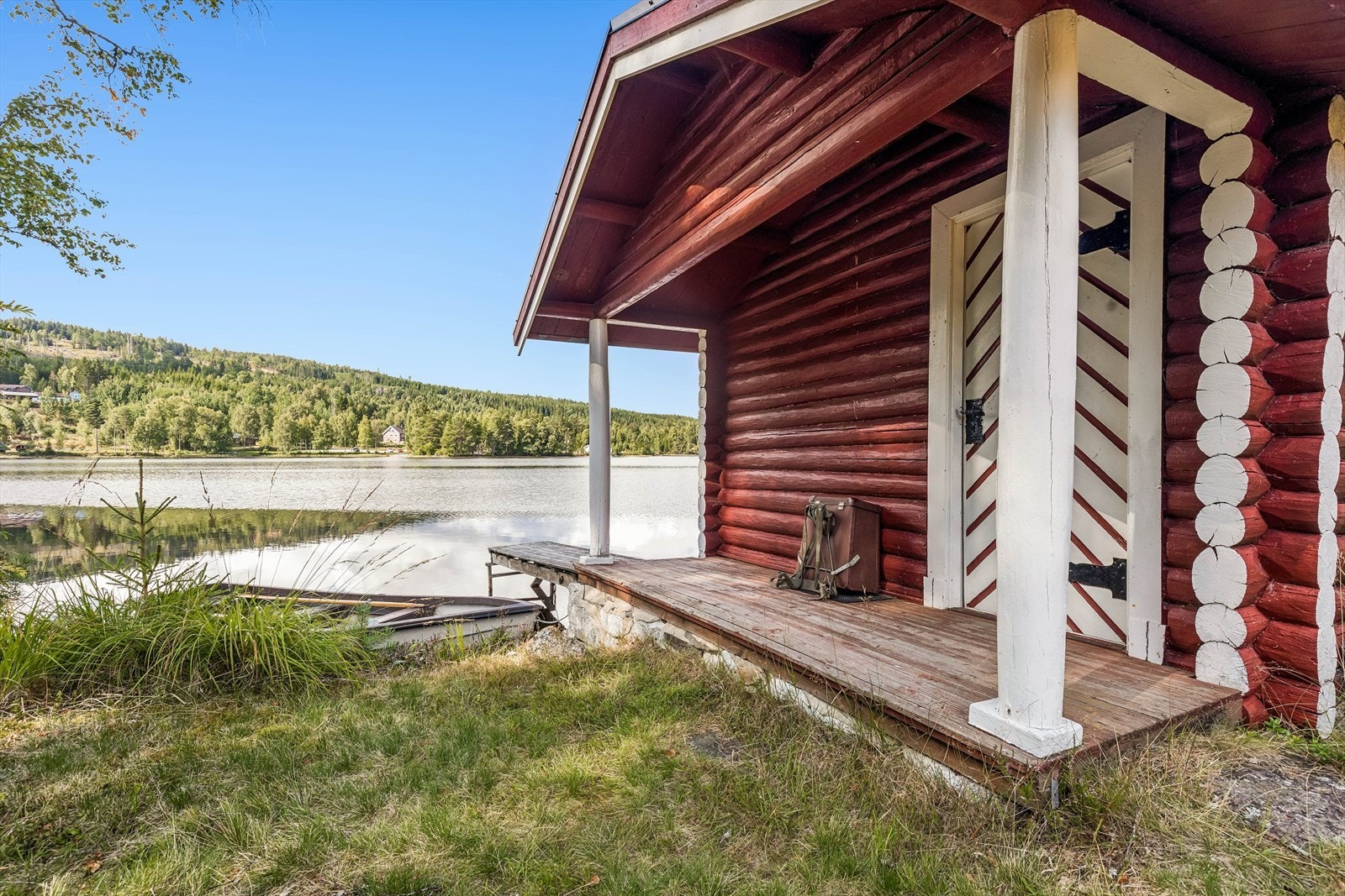 Naustet ligger i strandsonen og har en overbygd bryggeplatting mot vannet. Galleribilde