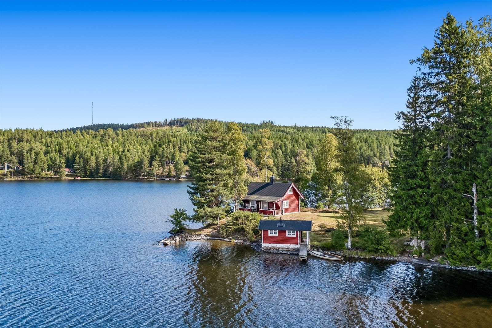 Gode muligheter for bading og båtliv rett fra egen eiendom. Galleribilde