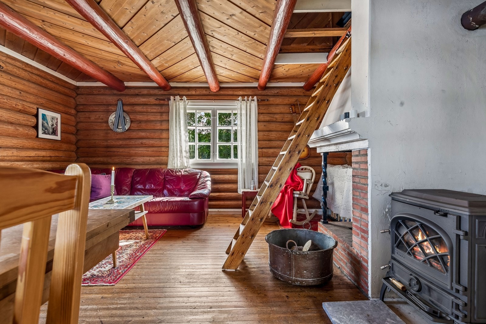 Hytta er fundamentert på en eldre natursteinsmur. Galleribilde