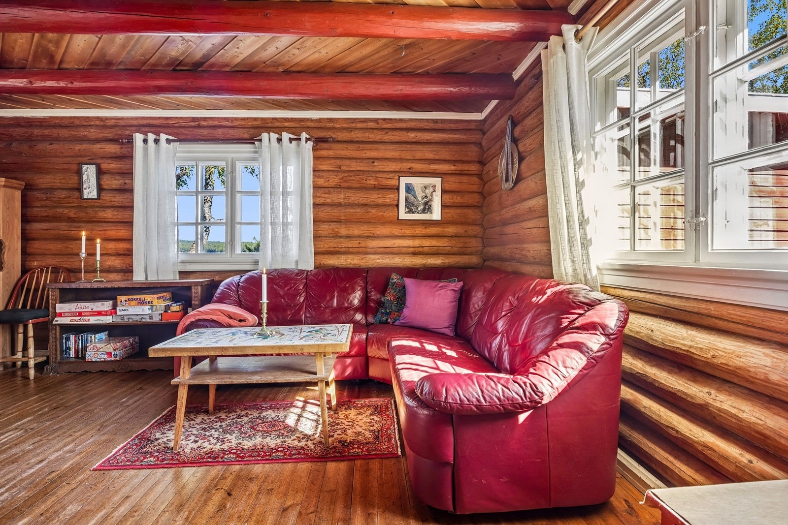 Rommet har plass til en romslig sofagruppe. Galleribilde
