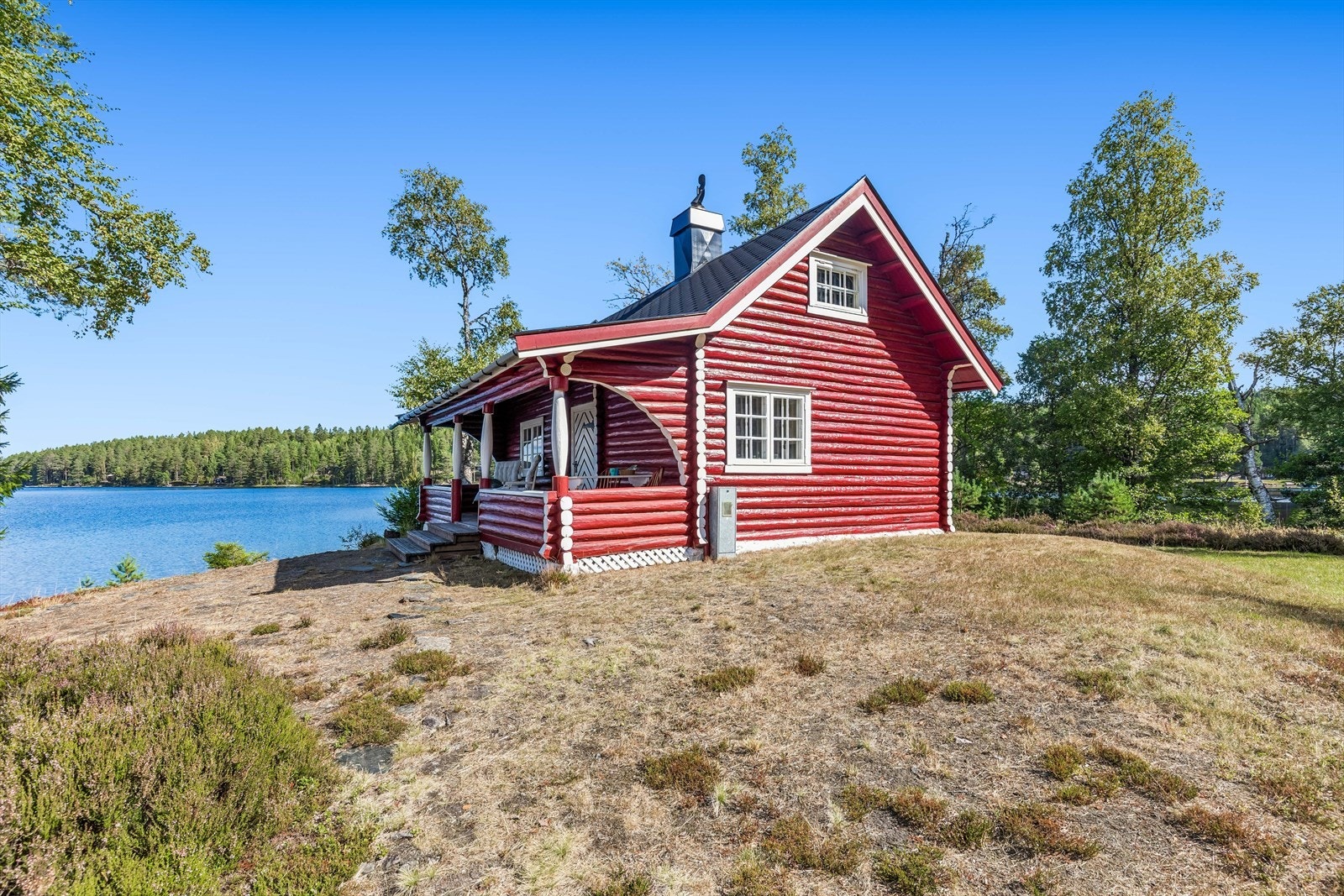 Eiendommen ligger på øya Råliholmen i Bæreia, med egen strandlinje. Galleribilde