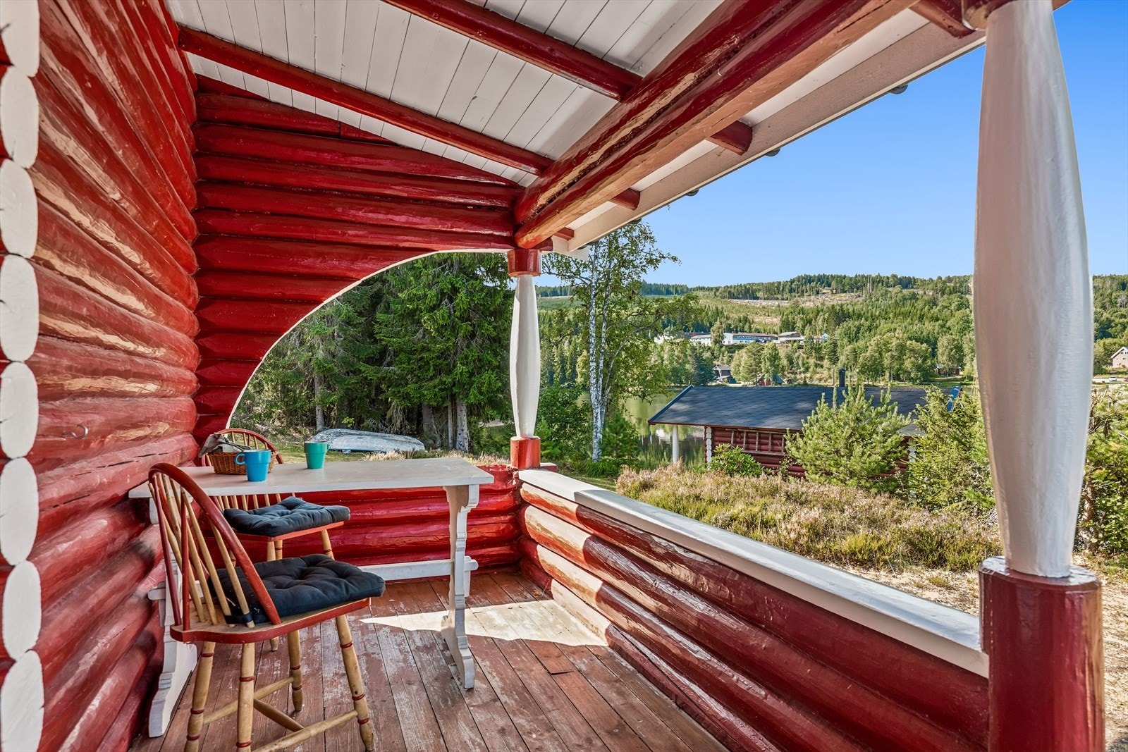 Verandaen har god plass til en sittegruppe. Galleribilde