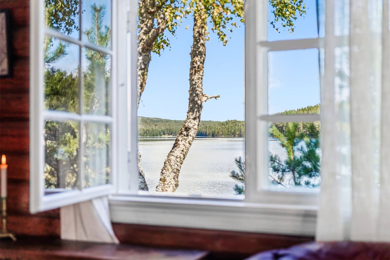 Utsikt mot vannet også fra innsiden av hytta. Galleribilde