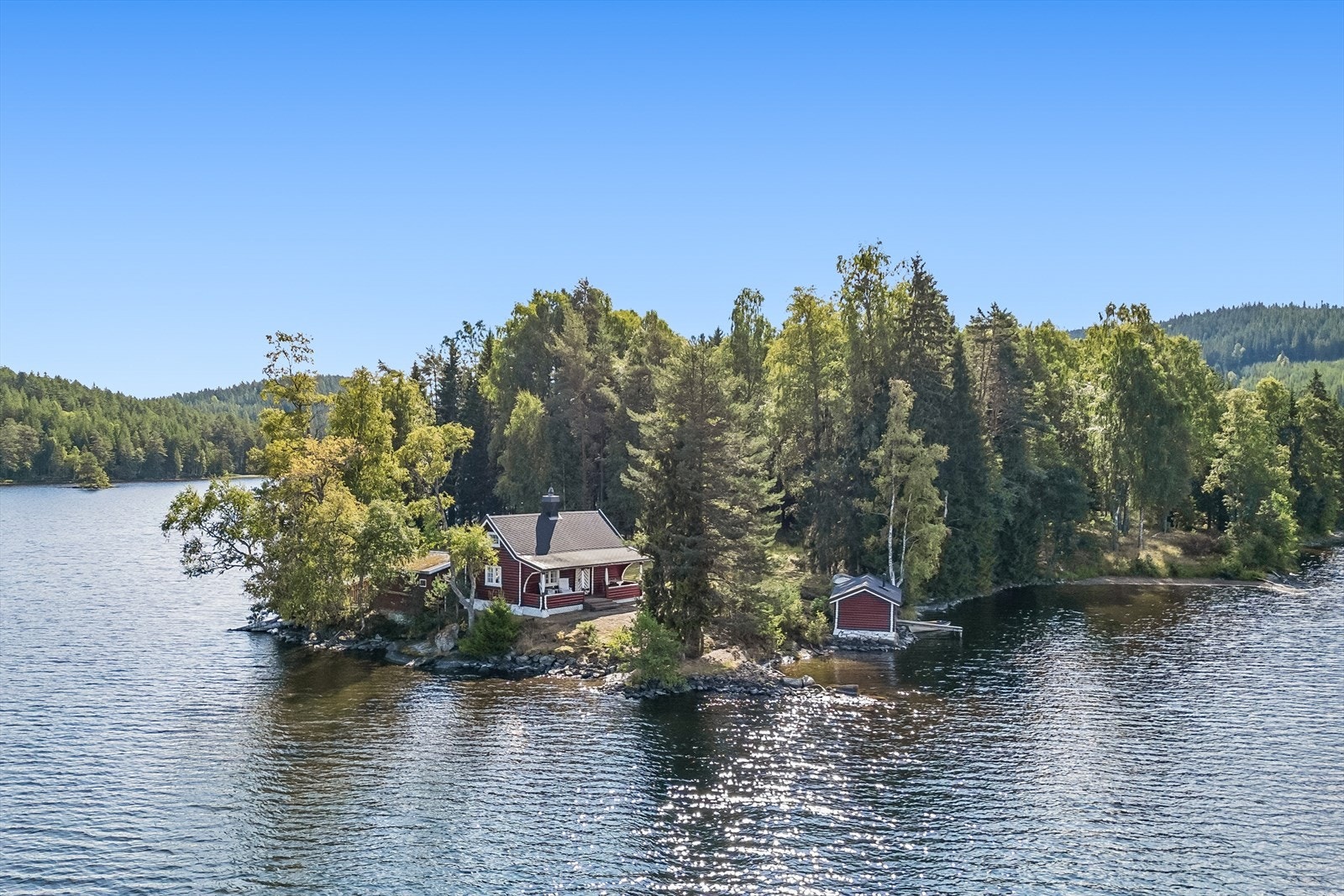 Eiendommen ligger usjenert til, omgitt av skog og vann. Galleribilde