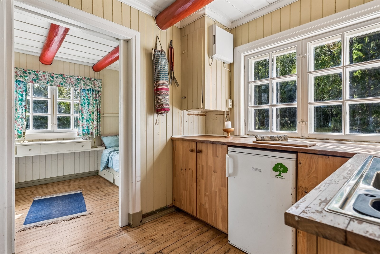 Vegger med trepanel og panel i himling. Galleribilde