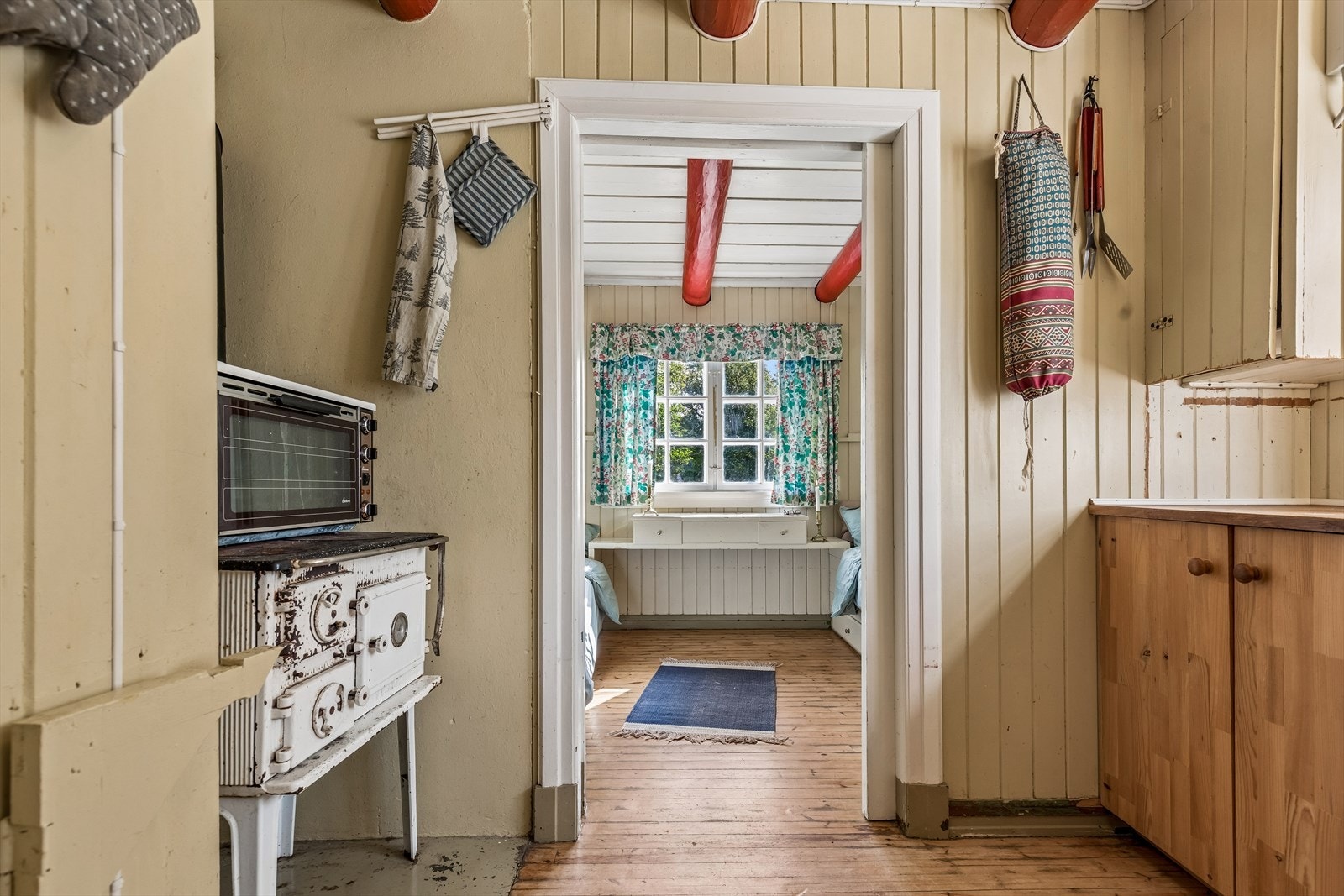 Fra kjøkkenet er det inngang til soverommet på hovedplanet. Galleribilde