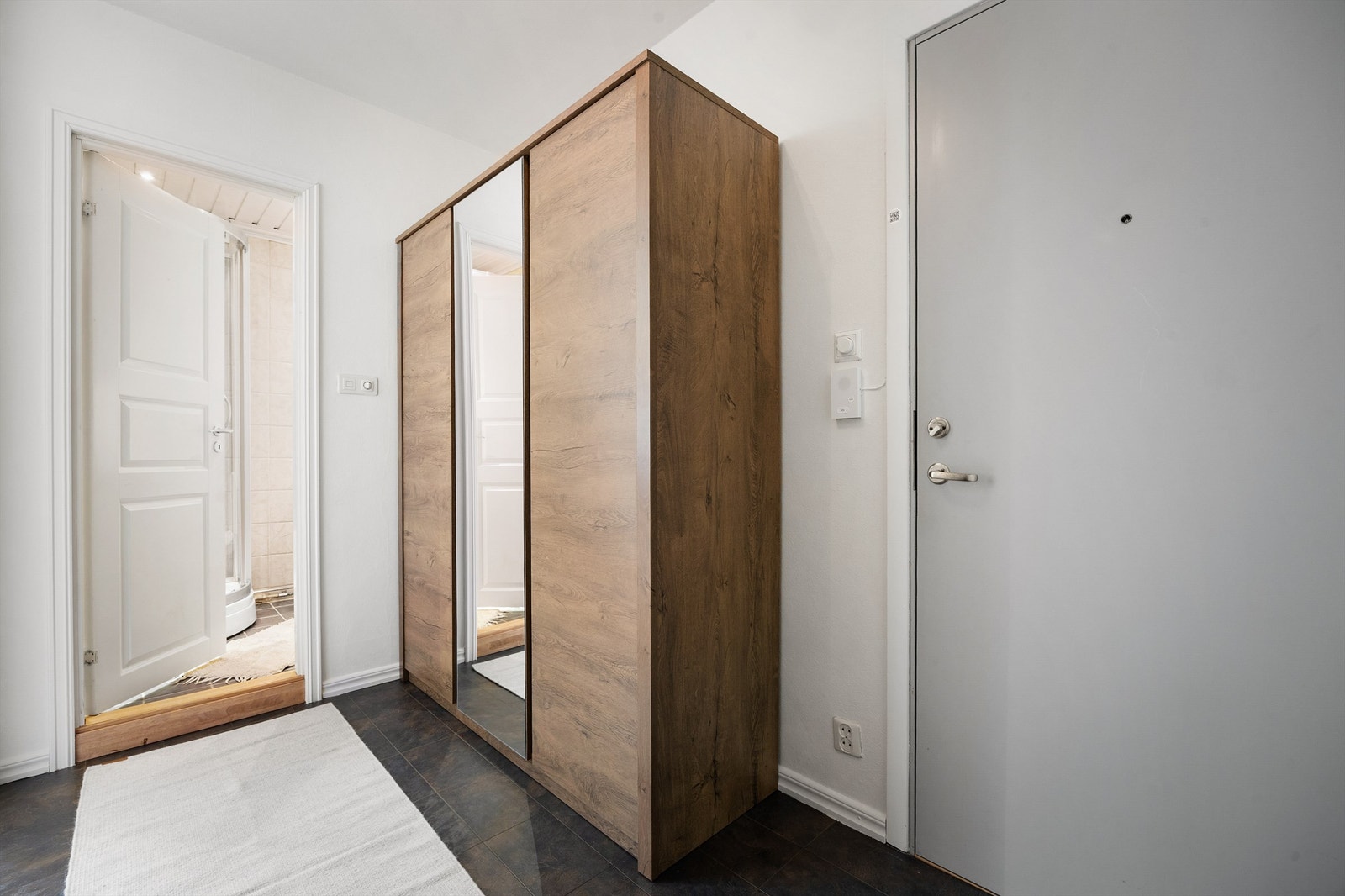 Entré med dørcallinganlegg med åpnerfunksjon. Galleribilde