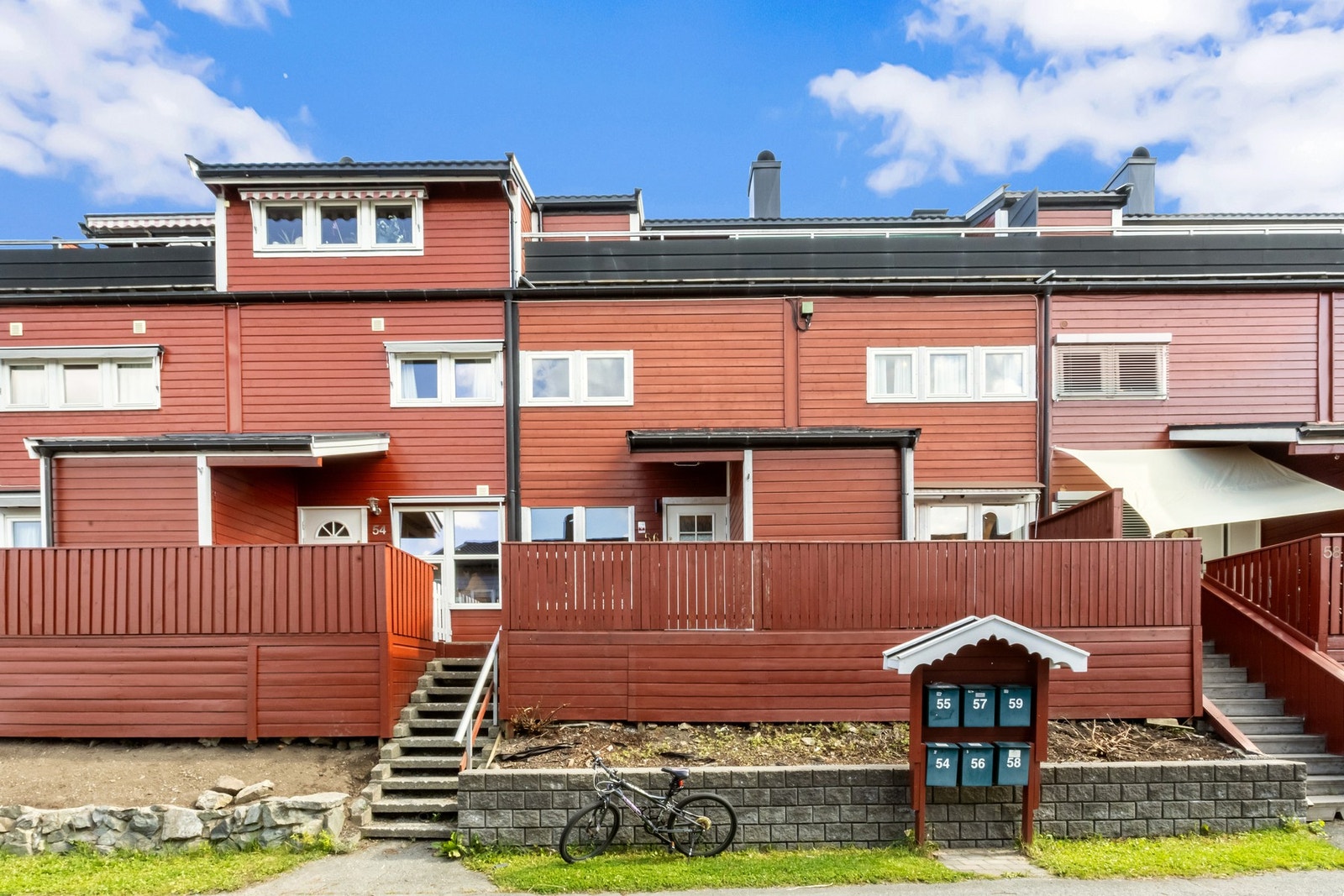 Boligen har et hyggelig inngangsparti, og inngår i et barnevennlig bomiljø grensende til turstier under Kolsåstoppen Galleribilde