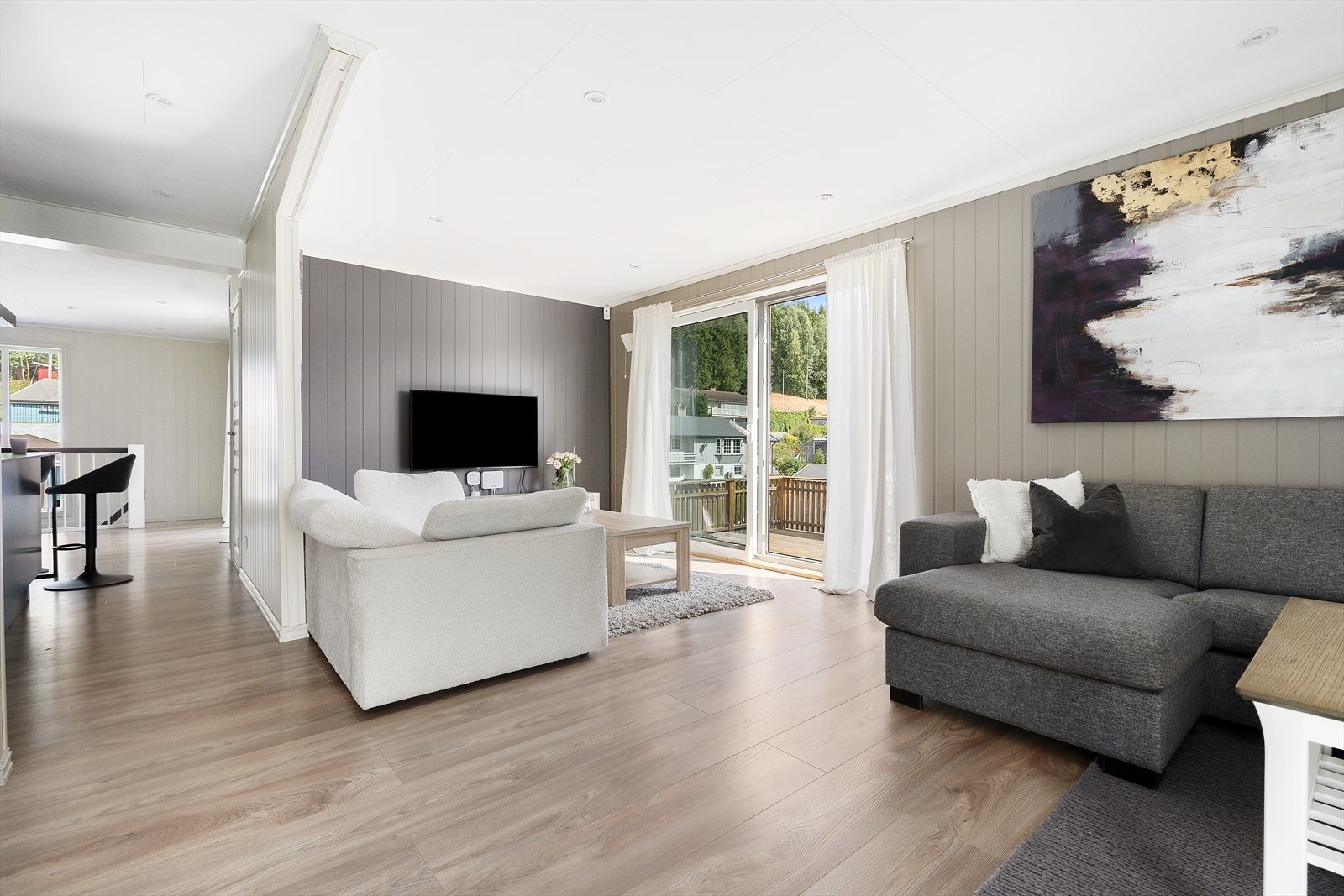 Boligen er nærmere totalrenovert de siste årene. Selger har lagt nytt gulv i laminat, og kledd veggene med malte MDF plater. Galleribilde