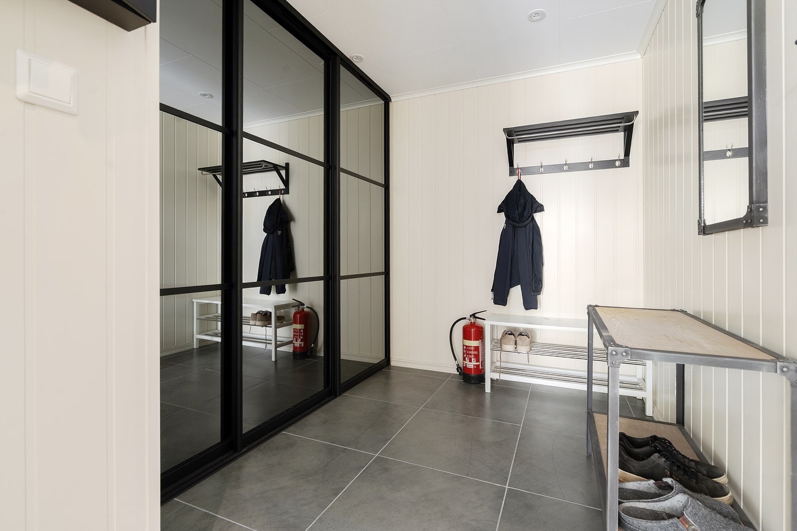Ved boligens inngangsparti finner du en praktisk garderobe med god plass til yttertøy og oppbevaring. Galleribilde