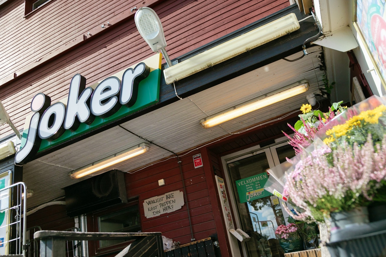 Søndagsåpen Joker, Kragskogen legekontor og gjesteparkering ligger på området. Galleribilde