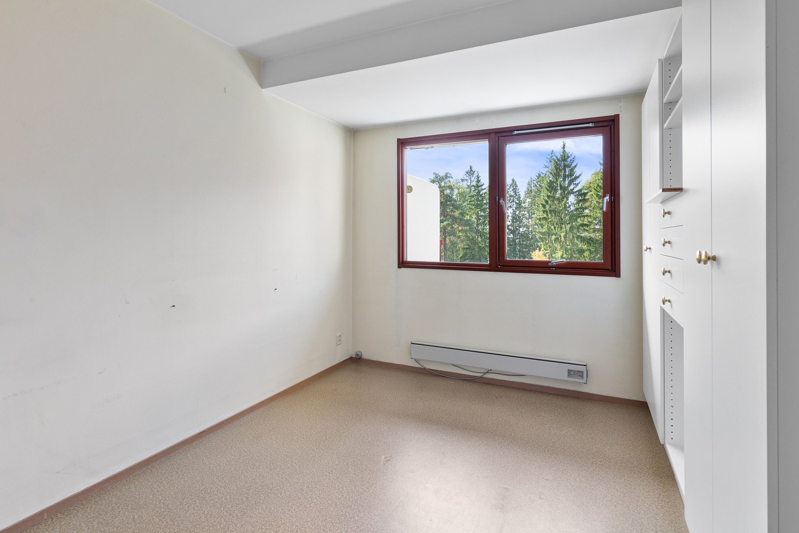 Romslig hovedsoverom med garderobeskap. Galleribilde