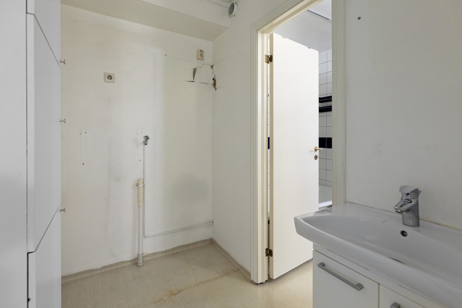 Bad og vaskerom er adskilt med en terskelfri dør, og sluket er plassert på badet. I flere tilsvarende leiligheter er bad, vaskerom og toalettrom bygget om til to bad. Galleribilde