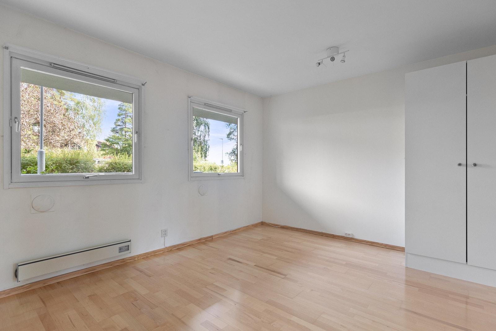 Soverom 2 består opprinnelig av to soverom som er slått sammen, og kan enkelt tilbakeføres til opprinnelig planløsning. Galleribilde