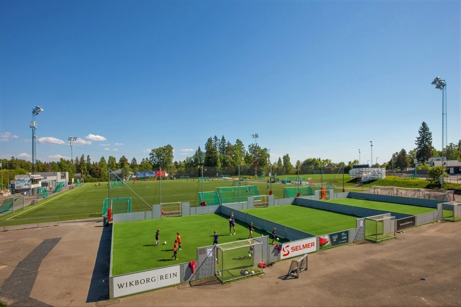 Området har et allsidig idrettstilbud med godt miljø og fine fasiliteter. Nærmest ligger Holmenkollen Tennisklubb og Gressbanen; en fotball- og bandybane hvor Ready idrettslag holder til. Galleribilde