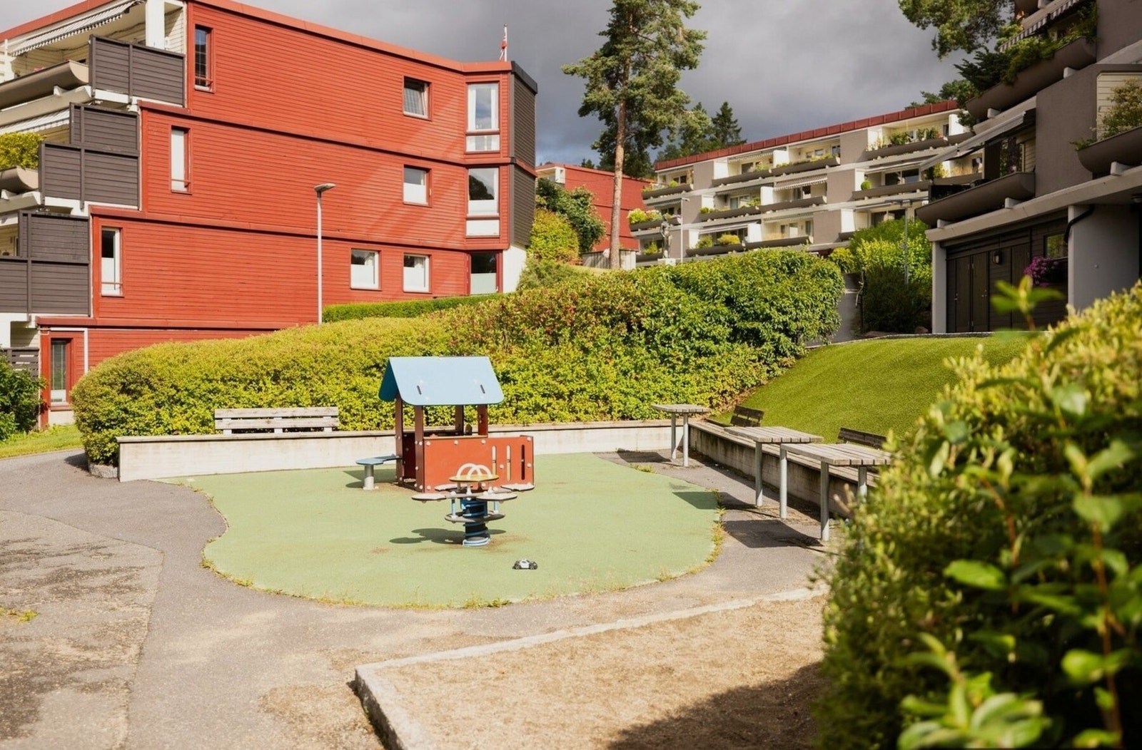 Området er bilfritt og har flere lekeplasser, fotballbane og kort vei til turstier. Galleribilde