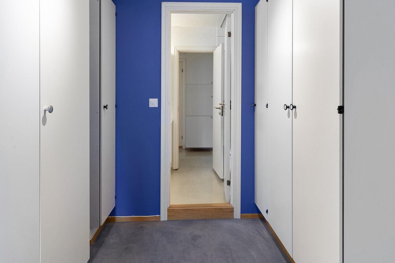 Fra garderoberommet er det direkte adkomst til badet. Galleribilde