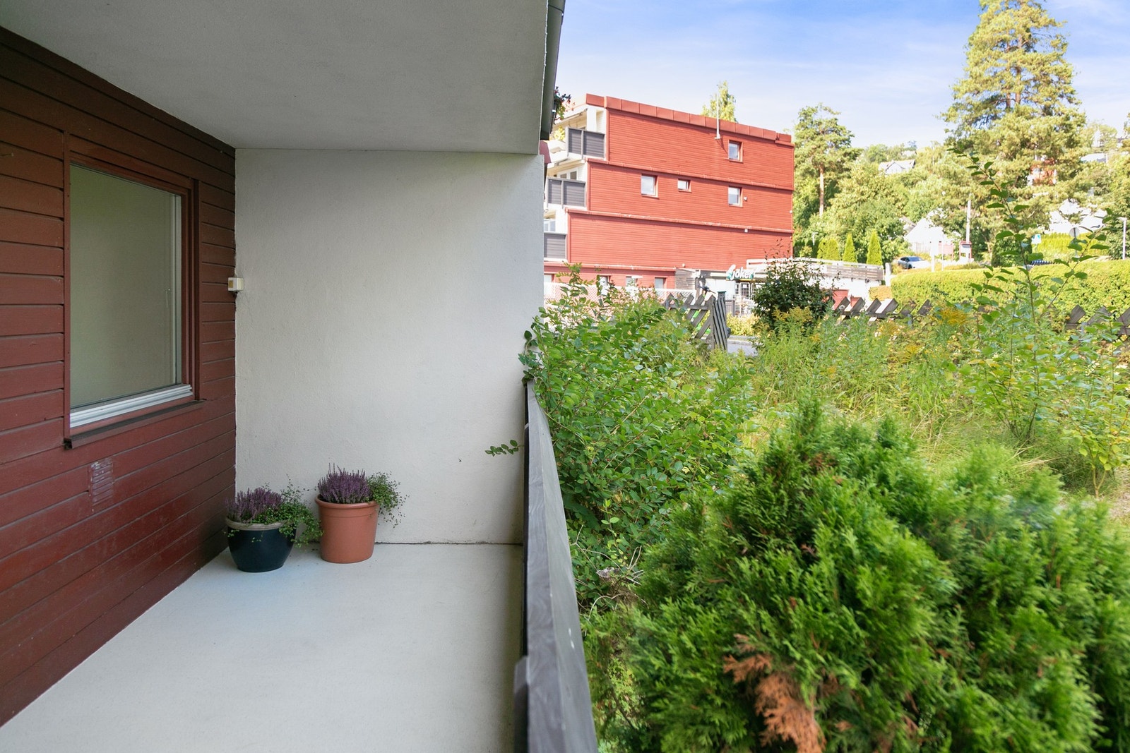 Terrassen er ca. 8 m² og gir mulighet for trappefri adkomst via utearealet. Galleribilde