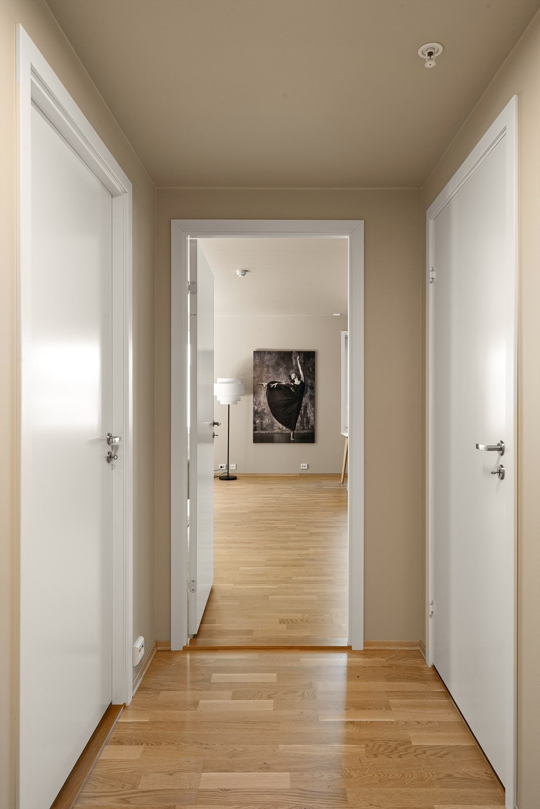 Innbydene og romslig gang. Galleribilde
