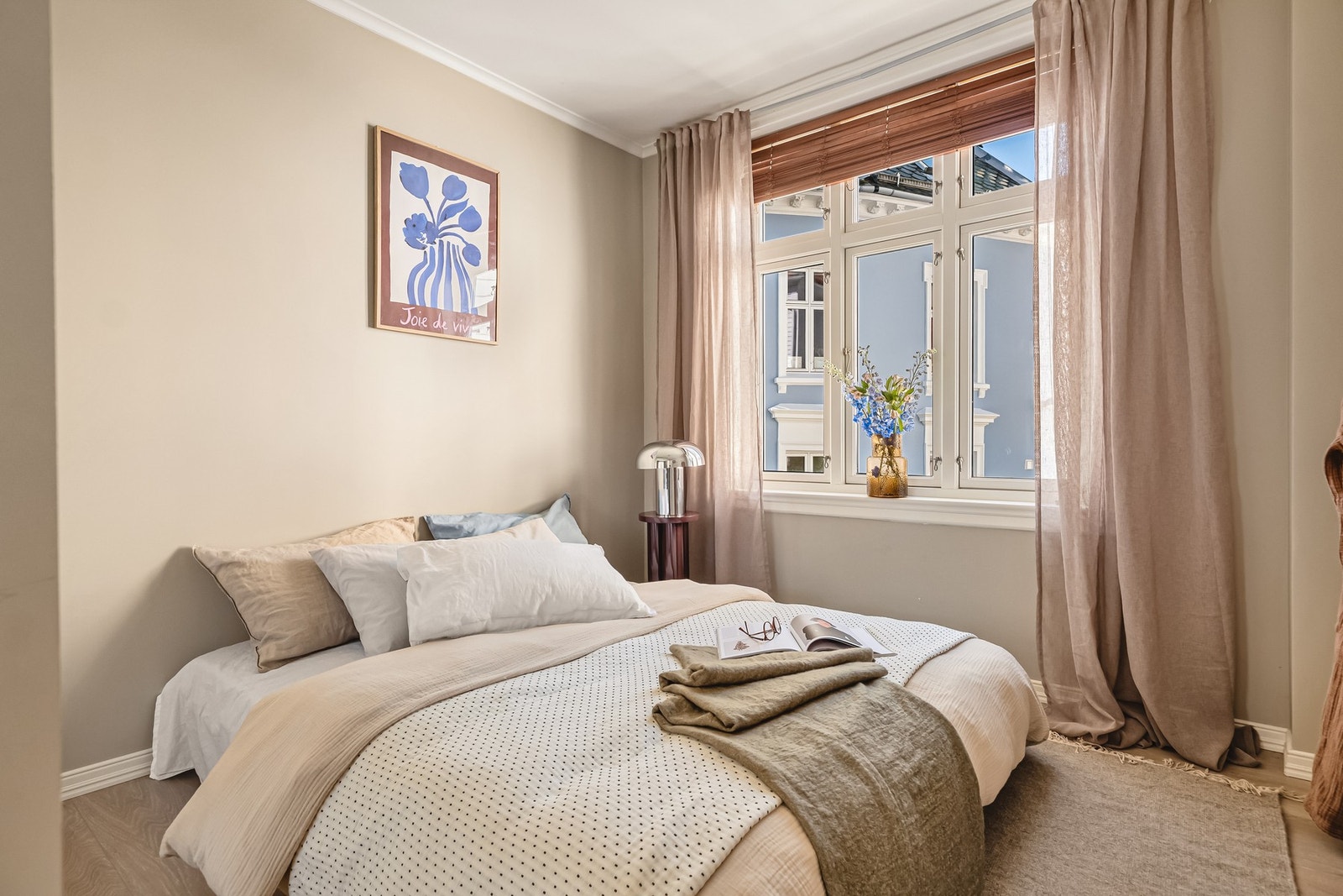 - Soverommet er på ca. 8,7 m² og oppleves lyst og romslig, med godt lysinnslipp og en stor skyvedørsgarderobe som gir rikelig med oppbevaringsplass - Galleribilde