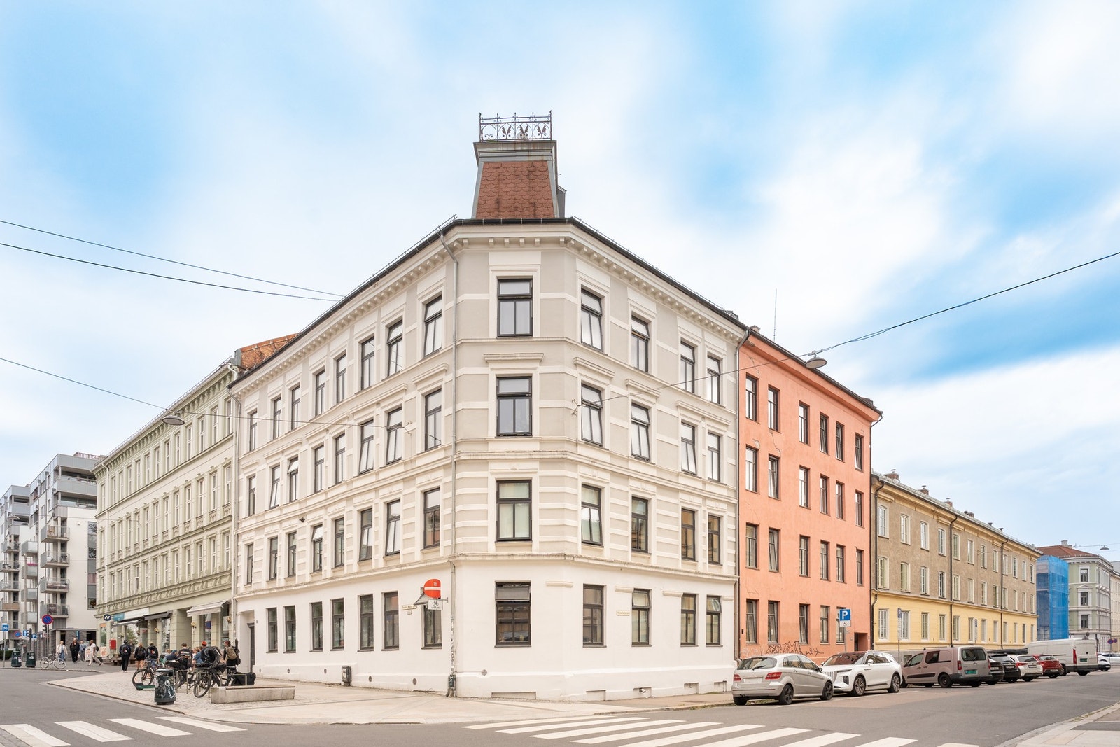 Leiligheten ligger i en klassisk bygårdsbebyggelse i et av Grünerløkkas mest populære og ettertraktede områder - uten trikkestøy utenfor. Galleribilde