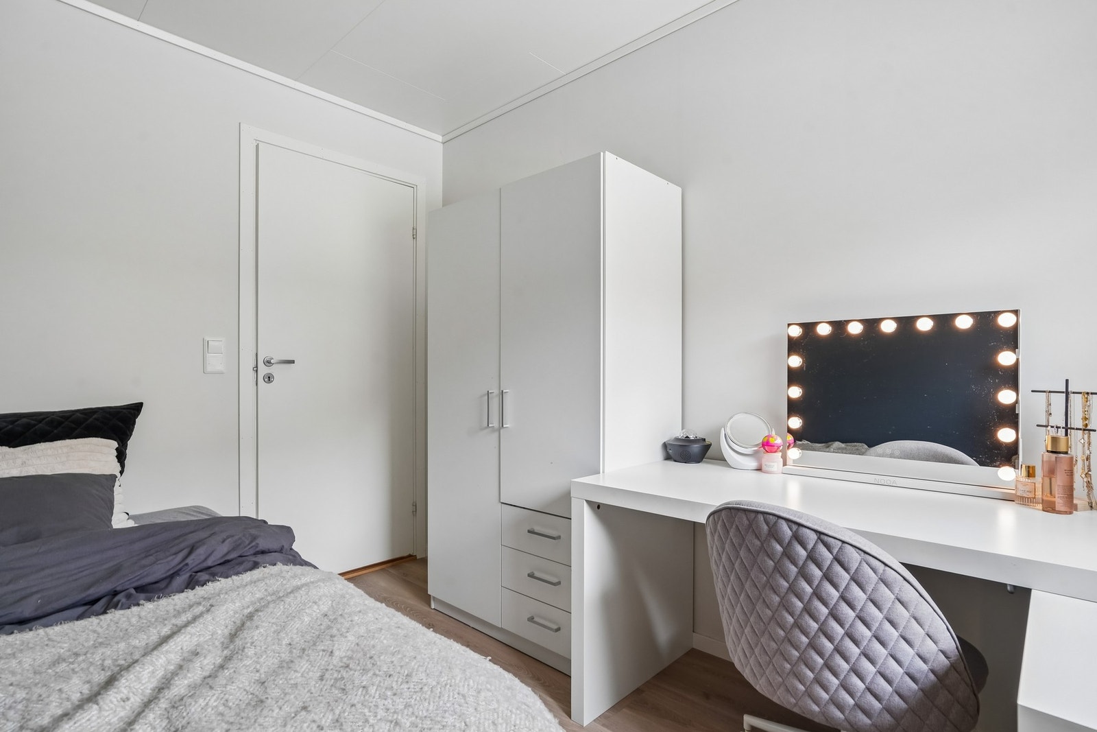 Her er det plass til kommode/skrivebord og garderobeskap. Galleribilde