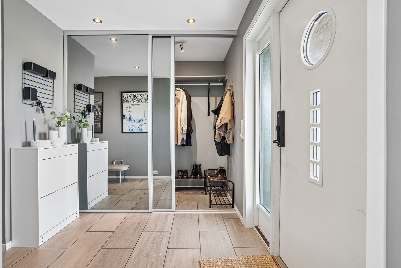 Romslig skyvedørsgarderobe med speildører. God plass til oppbevaring av yttertøy og sko. Galleribilde