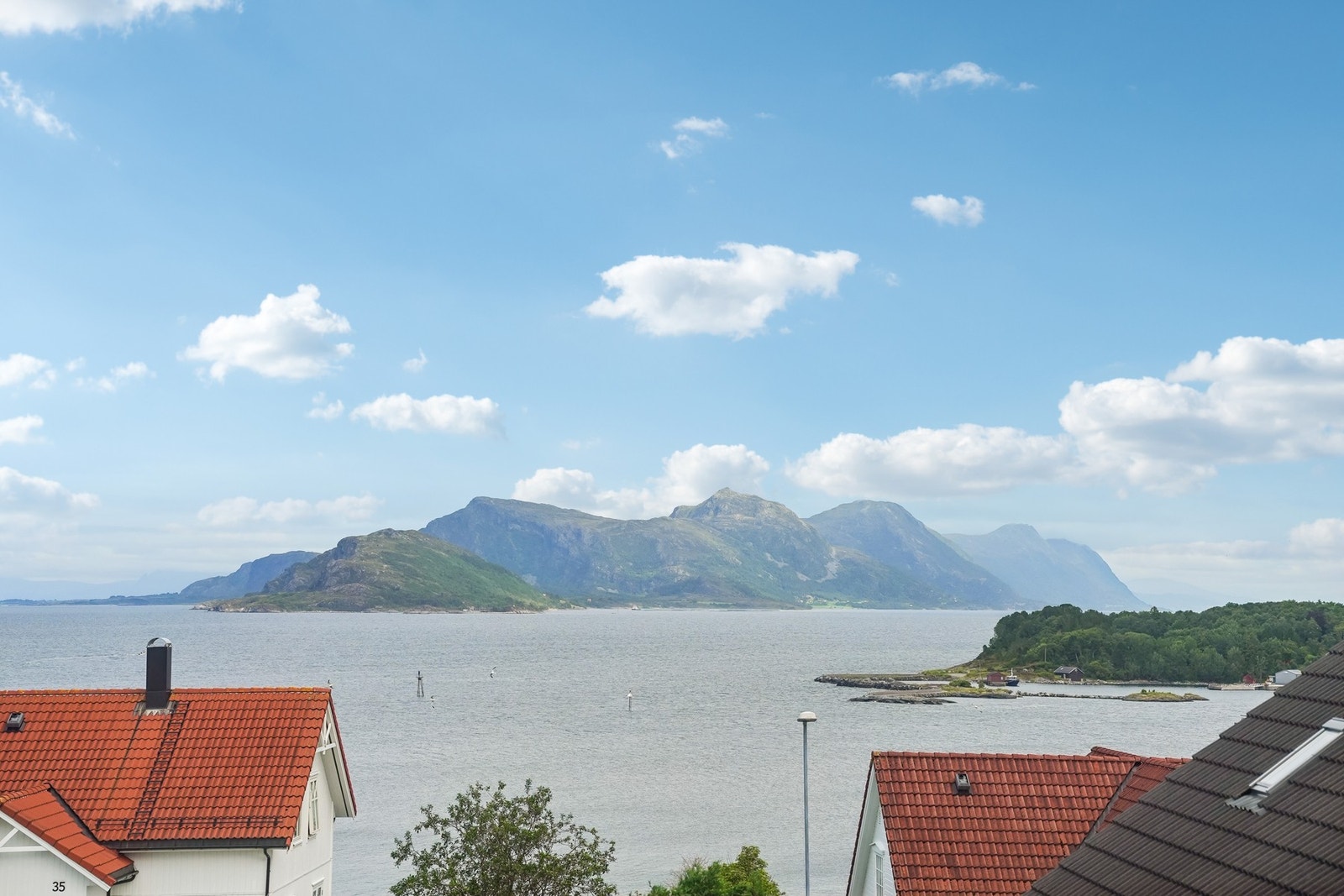 Her kan du følge med på båttraffiken som rører seg ved Brattvåg småbåthavn... Galleribilde