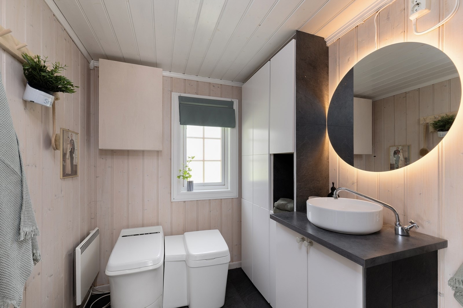 Badet er utstyrt med Cinderella forbrenningstoalett og servant med oppbevaring. Galleribilde