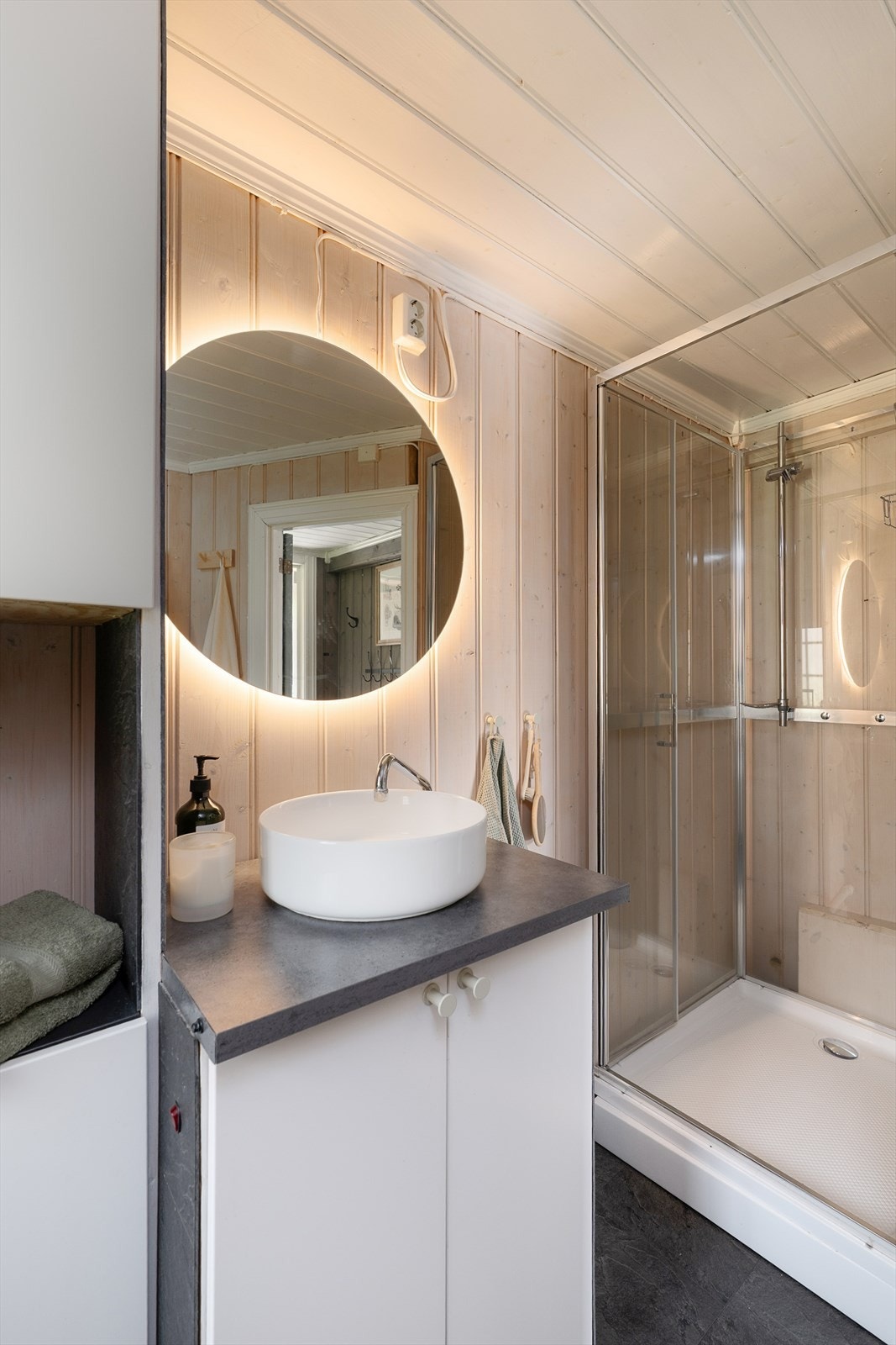 Badet har dusjkabinett med pumpedusj, og vann fra egen tank under servanten. Galleribilde