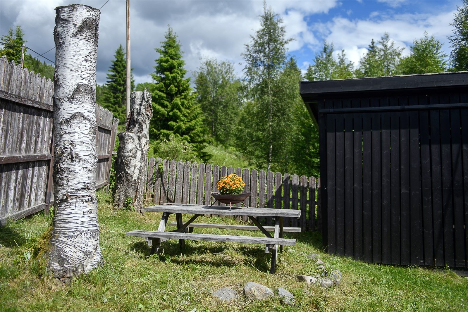 Eiendommen har flere hyggelige uteplasser i hagen. Galleribilde