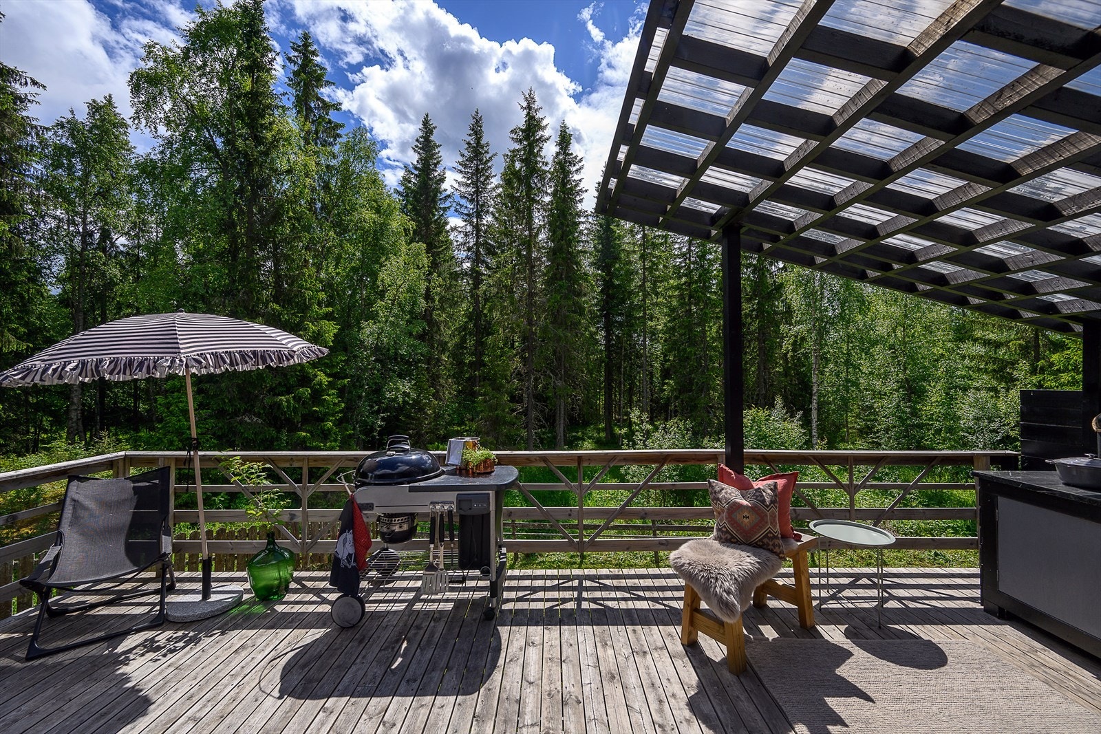 Terrassen har rikelig med plass for både grill, sittegrupper og solsenger. Galleribilde