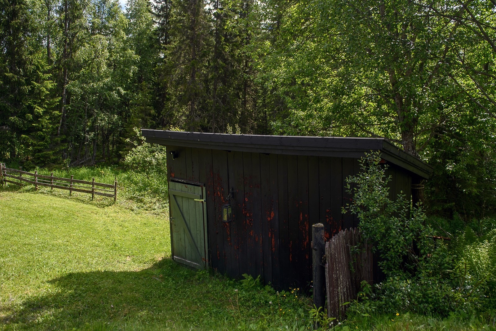 Eldre uthus på tomten gir ekstra lagringsplass. Galleribilde