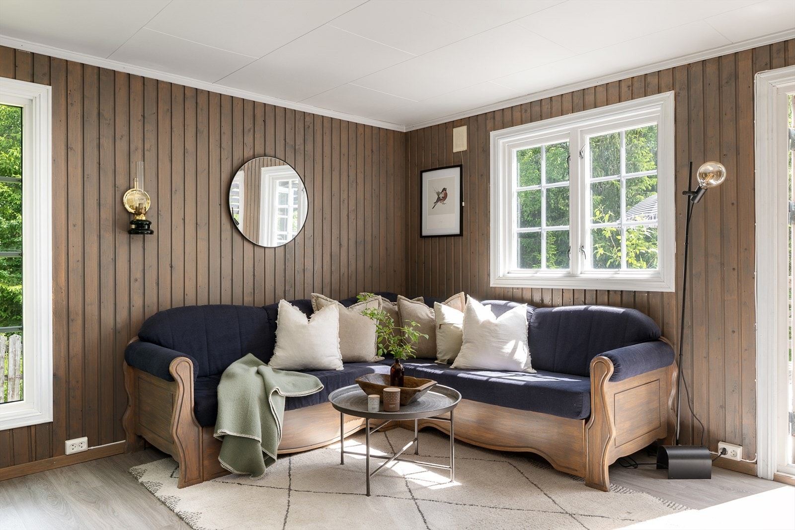 Sofakroken har plass til hele familien og er rammet inn av vinduer. Galleribilde