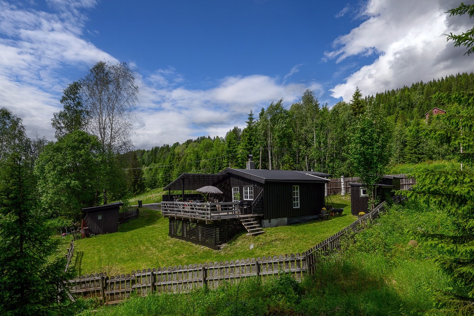 Godt vedlikeholdt fritidsbolig i landlige omgivelser. Galleribilde