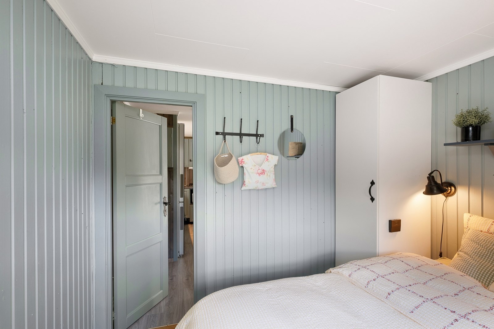 Soverommet har plass til garderobeskap for oppbevaring. Galleribilde