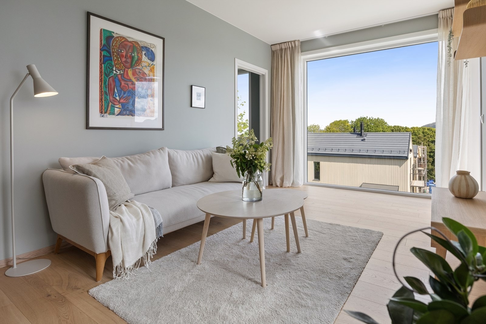 Vinduer i tre med utvendig aluminiumsbeslag og 3-lags glass. Galleribilde