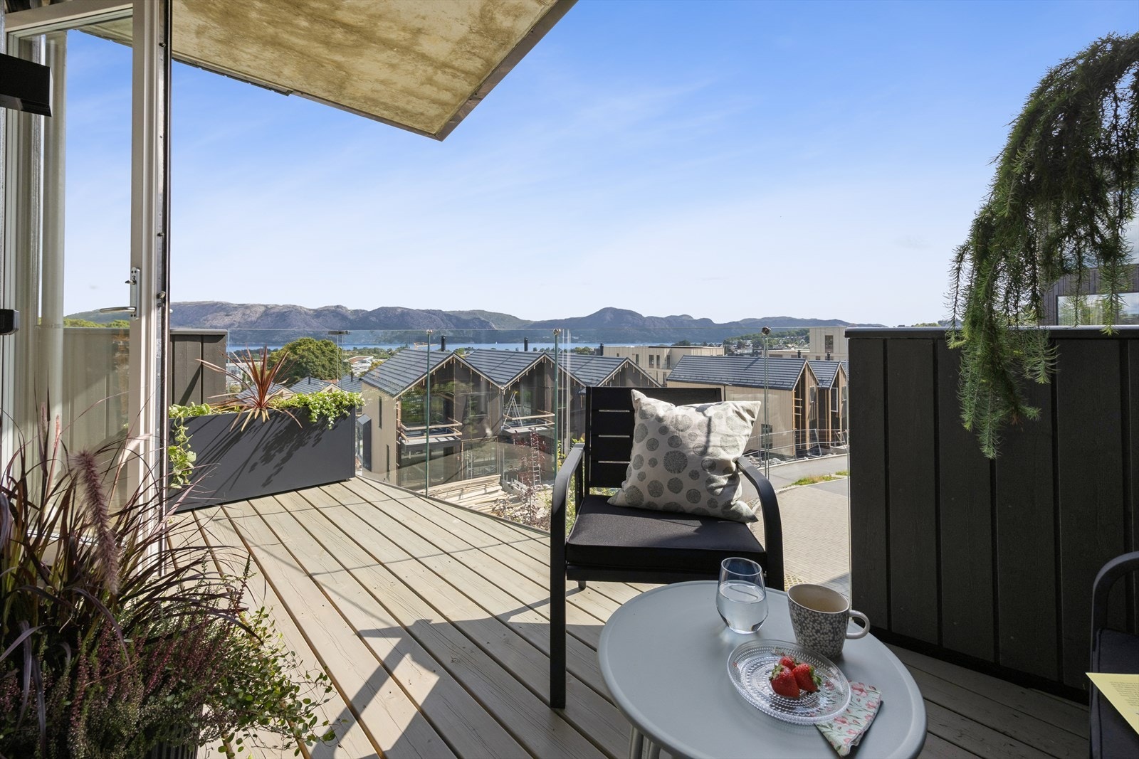 Balkongen har god plass til sittegruppe og flott utsikt over nærområdet. Galleribilde