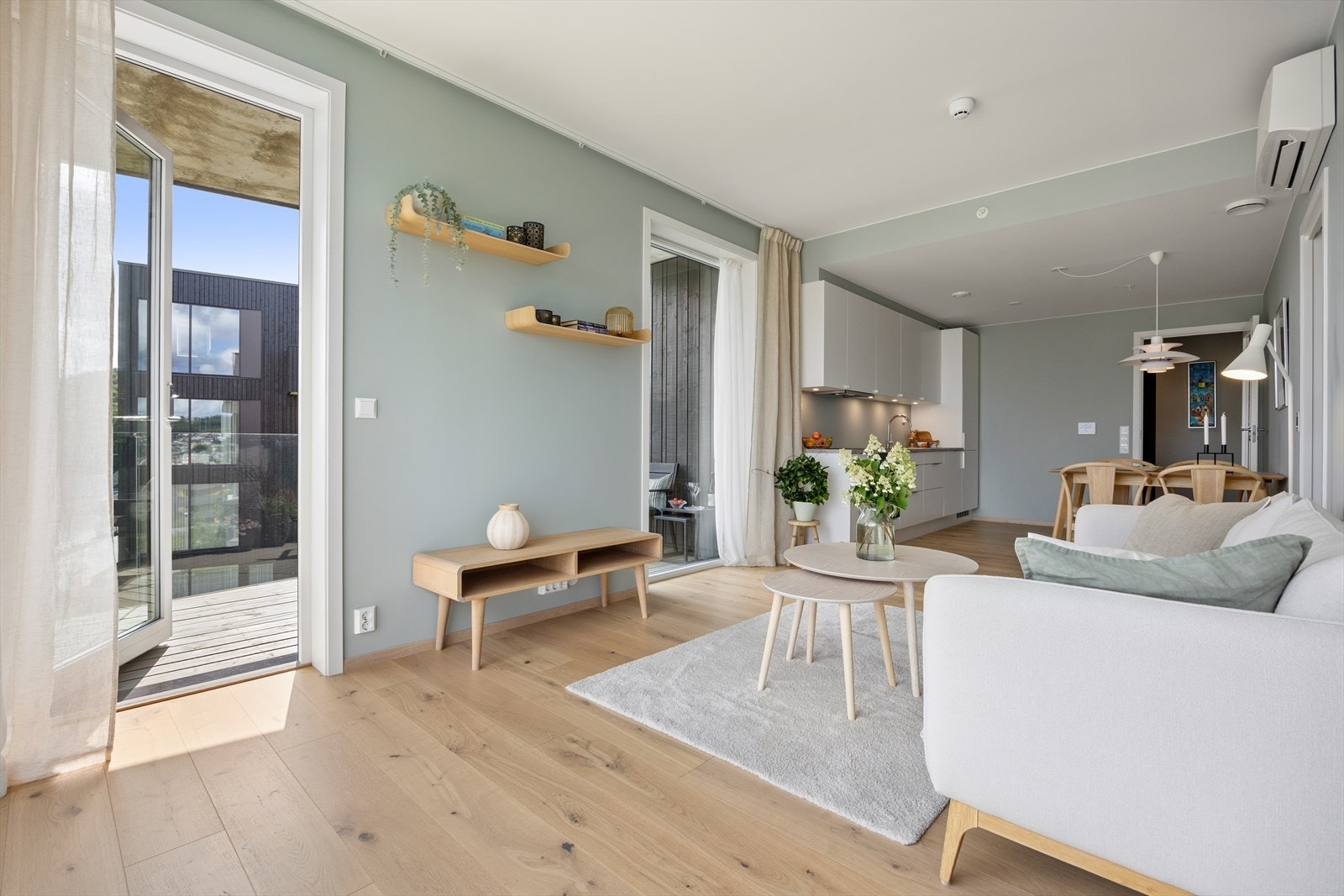 Fra stuen er det åpen løsning mot kjøkkenet og direkte utgang til balkongen. Galleribilde