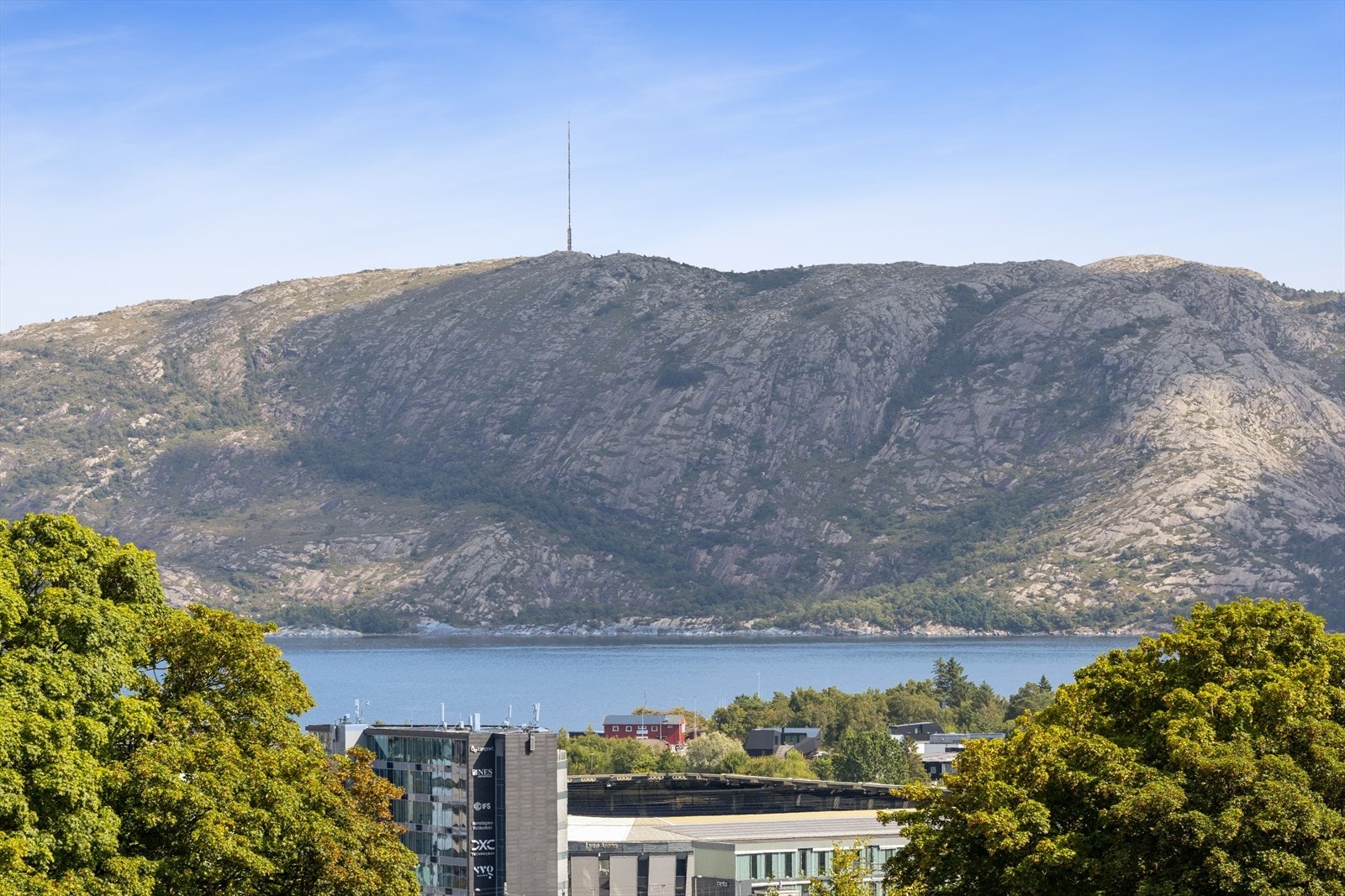 Fra leiligheten er det fri sikt mot Lifjell og Gandsfjorden. Galleribilde