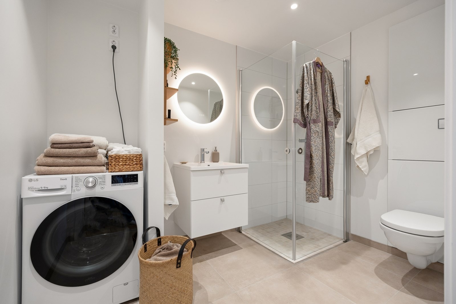 Badet er kombinert med vaskerom og har tilrettelagt opplegg for vaskemaskin. Galleribilde