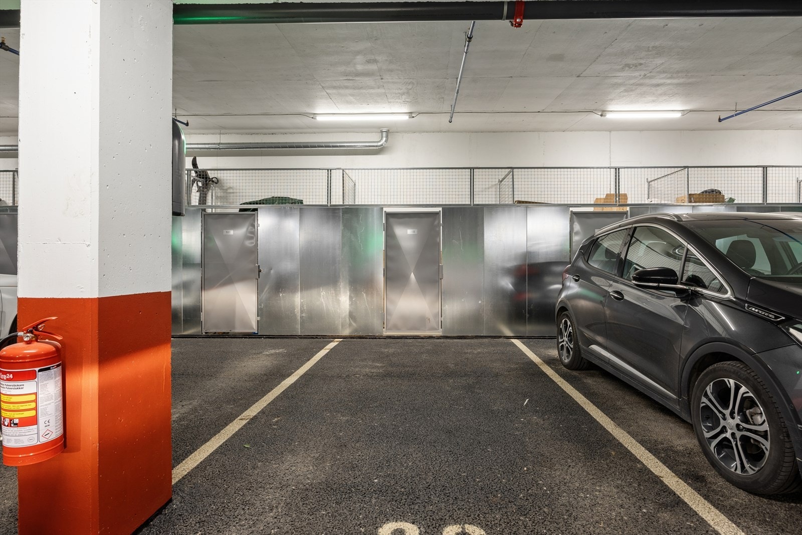 Fast parkeringsplass i felles garasjeanlegg. To boder medfølger også. Galleribilde