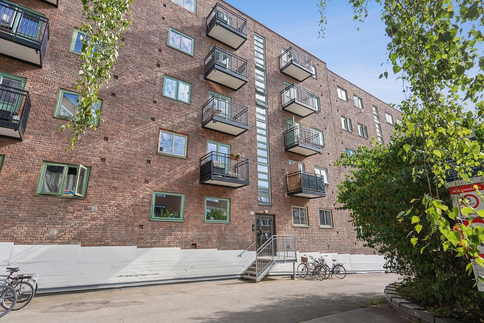 Post, butikker, barnehager og skoler ligger i umiddelbar nærhet, med Rema 1000 ca. 200 meter unna og søndagsåpne Bunnpris like i nærheten. Galleribilde