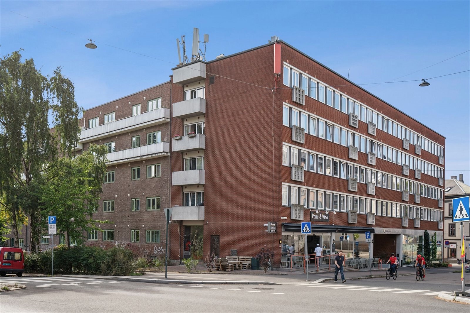I nærområdet finnes flere frodige parker og populære møteplasser Galleribilde
