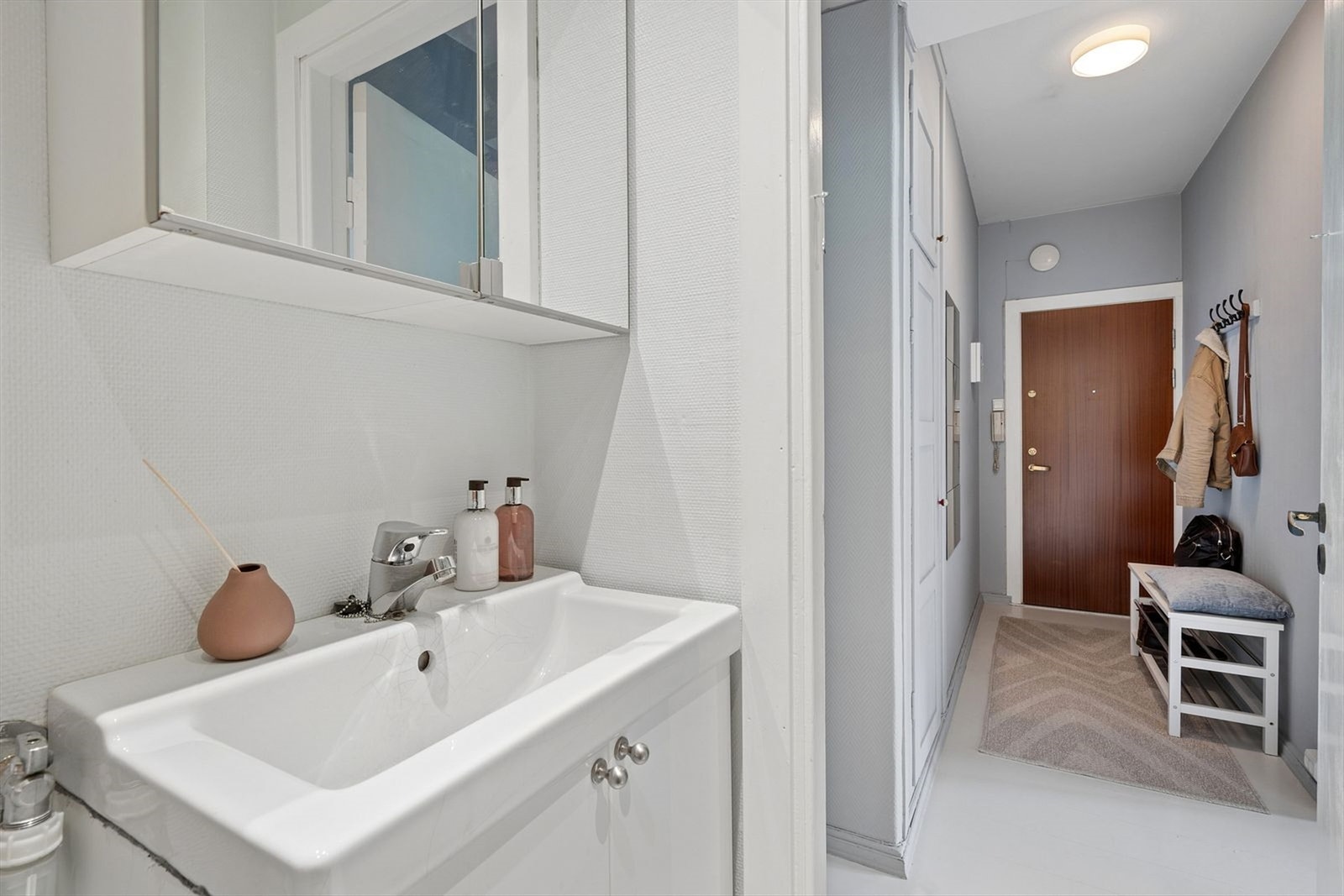 Det er opplegg for vaskemaskin på badet. Vaskemaskinen medfølger handelen Galleribilde