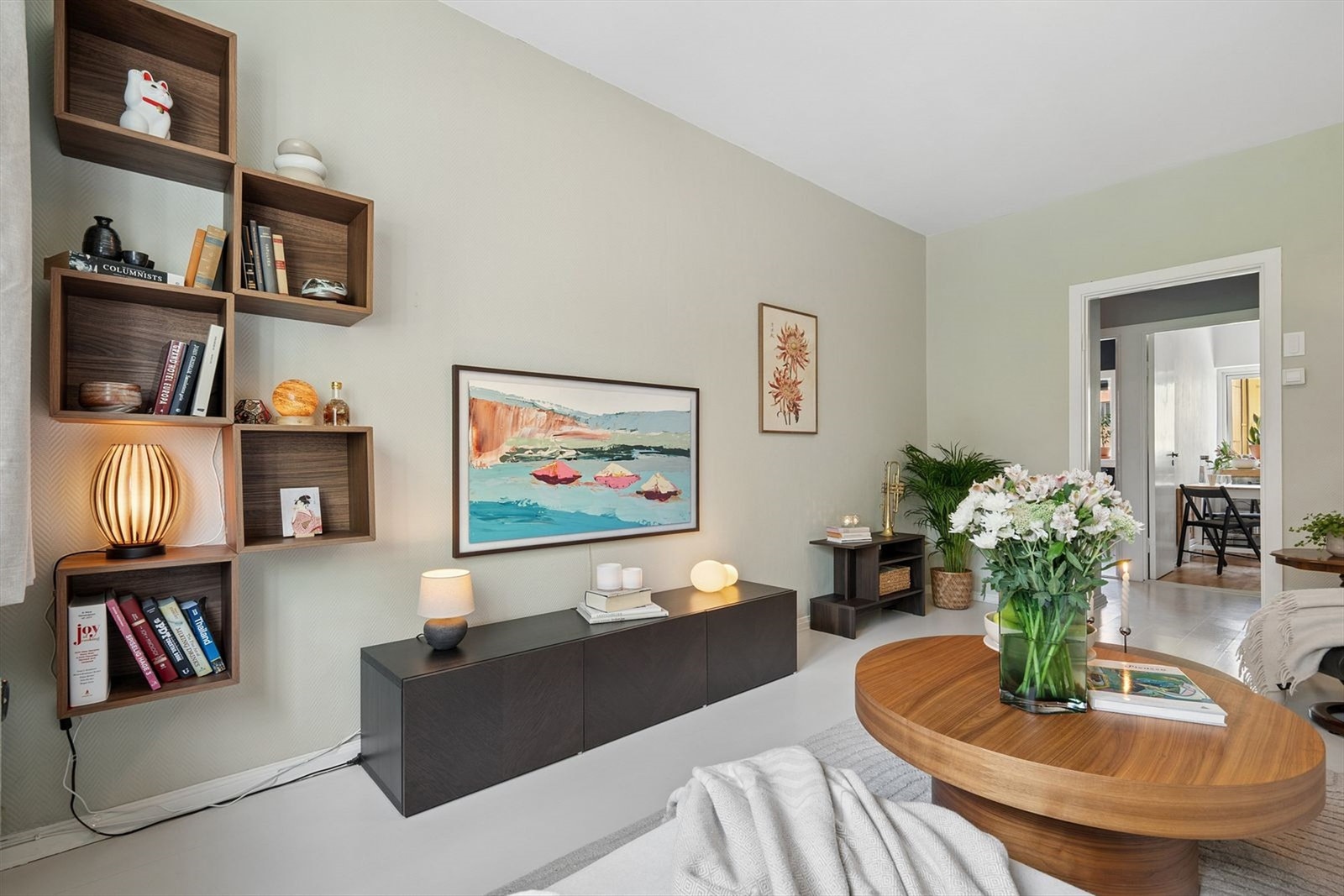 Her er det god plass til å innrede med en stor sofagruppe og tilhørende møblement. Galleribilde
