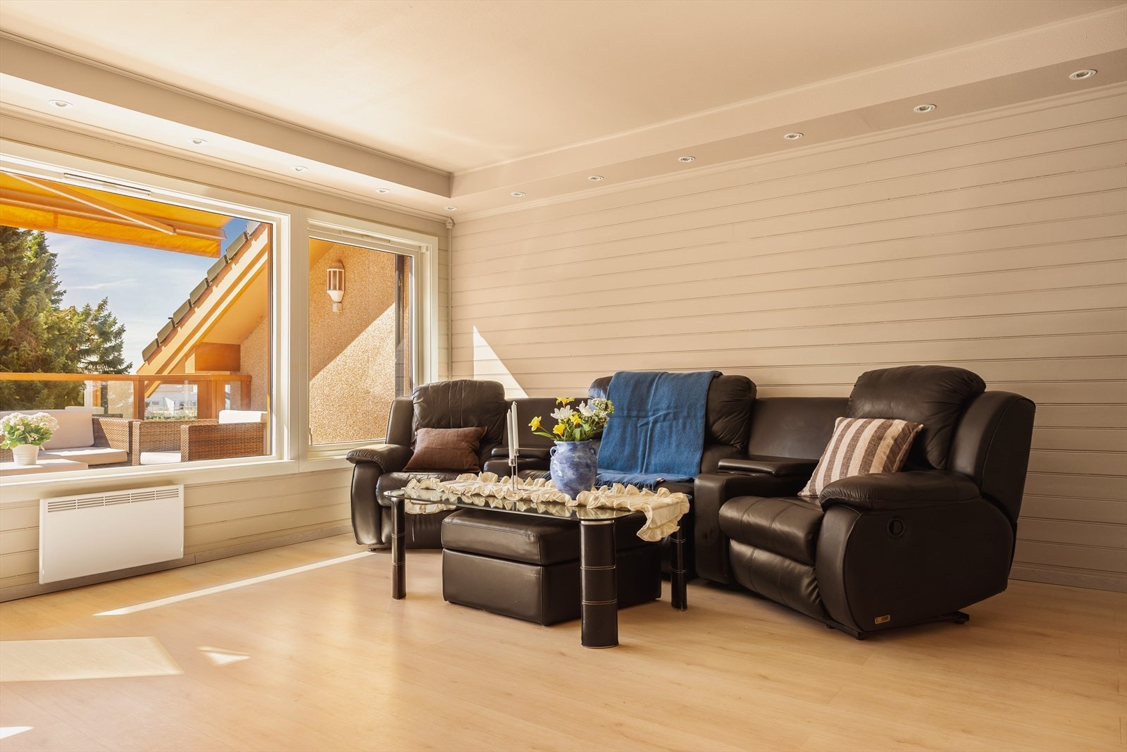 - Her har man plass til både sofa- og spisegruppe - Galleribilde