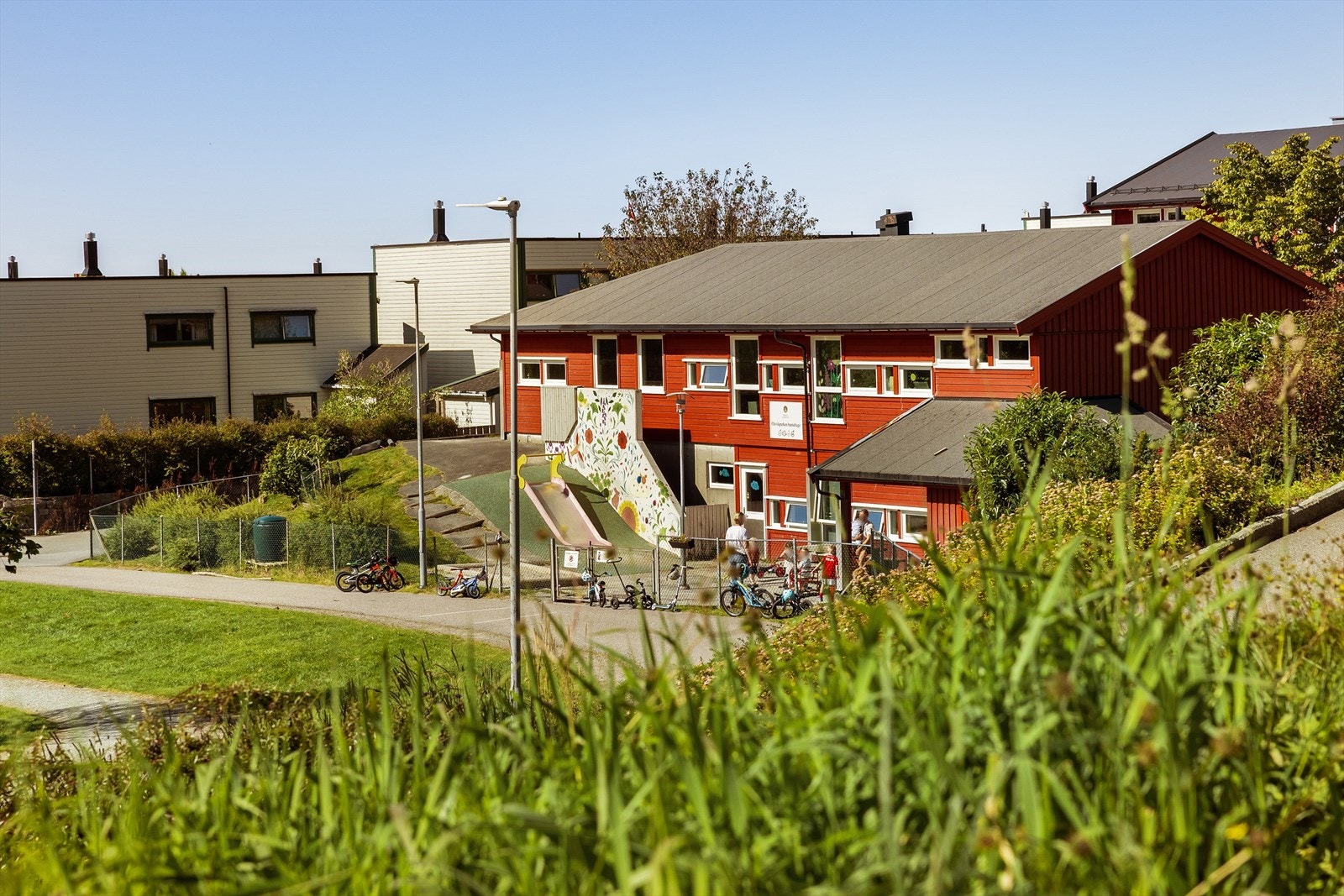 - Her kan man bo i trygge og barnevennlige omgivelser, med kort vei til flere skoler og barnehager - Galleribilde